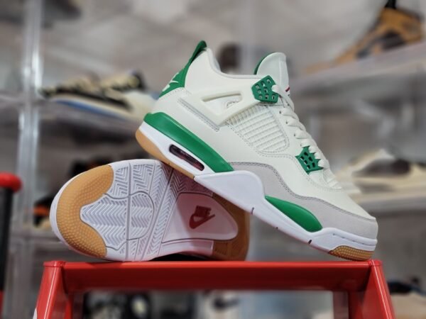 Air Jordan 4 Retro "Pine Green" - Image 4