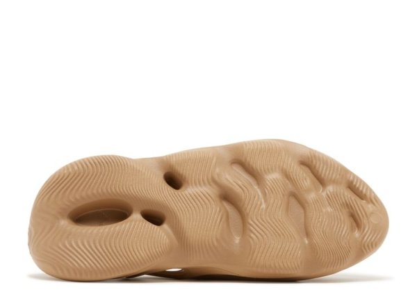 Yeezy Foam Runner Clay Taupe - Image 4