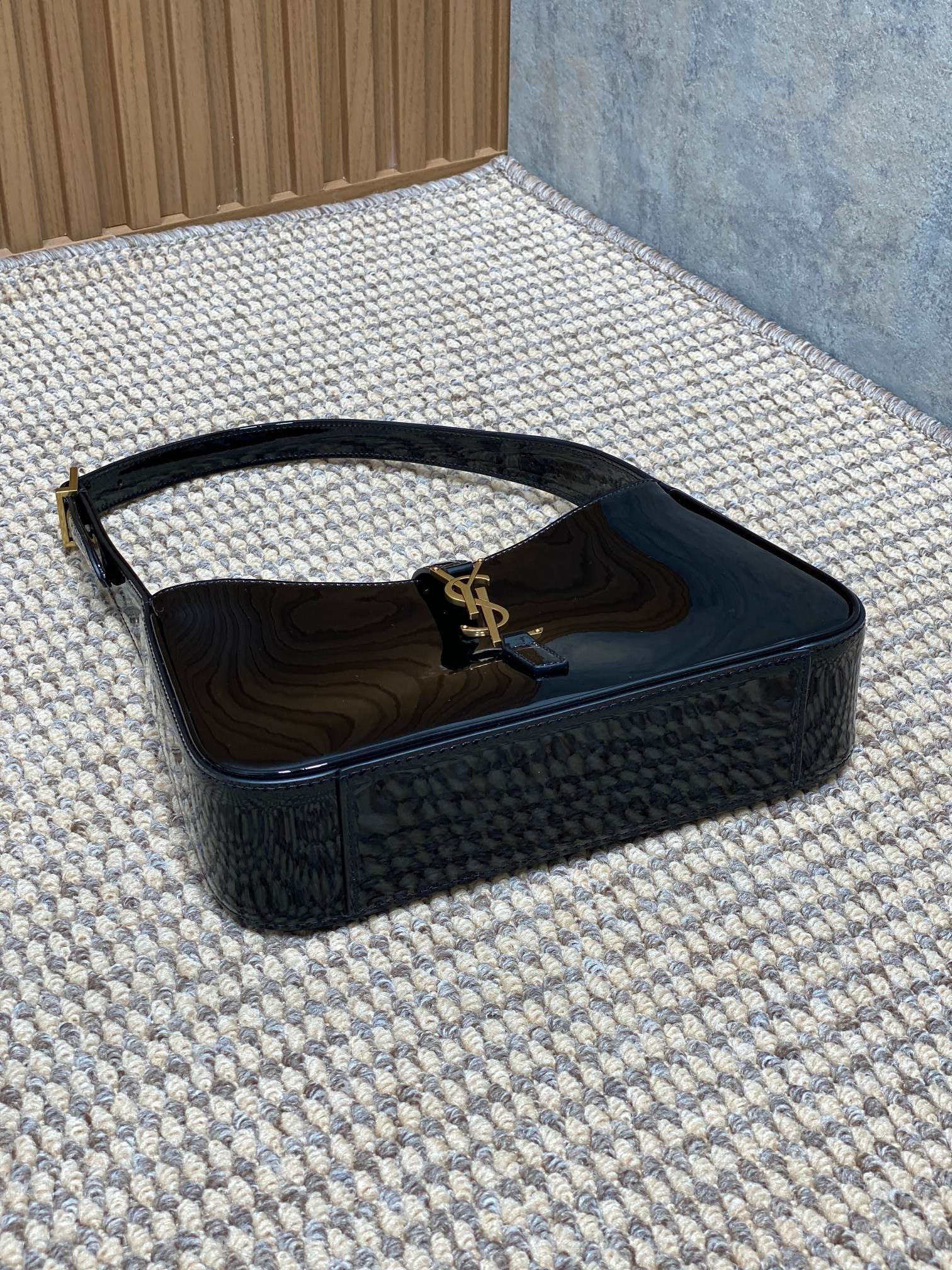 Yves Saint Laurent Le 5 A 7 Bag Shiny Black - Image 4