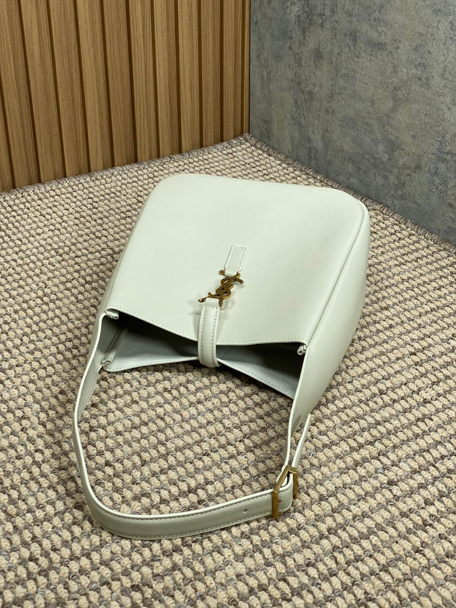 Yves Saint Laurent Supple Large Bag White - Image 6