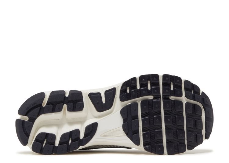 Nike Zoom Vomero 5 Metallic - Image 4