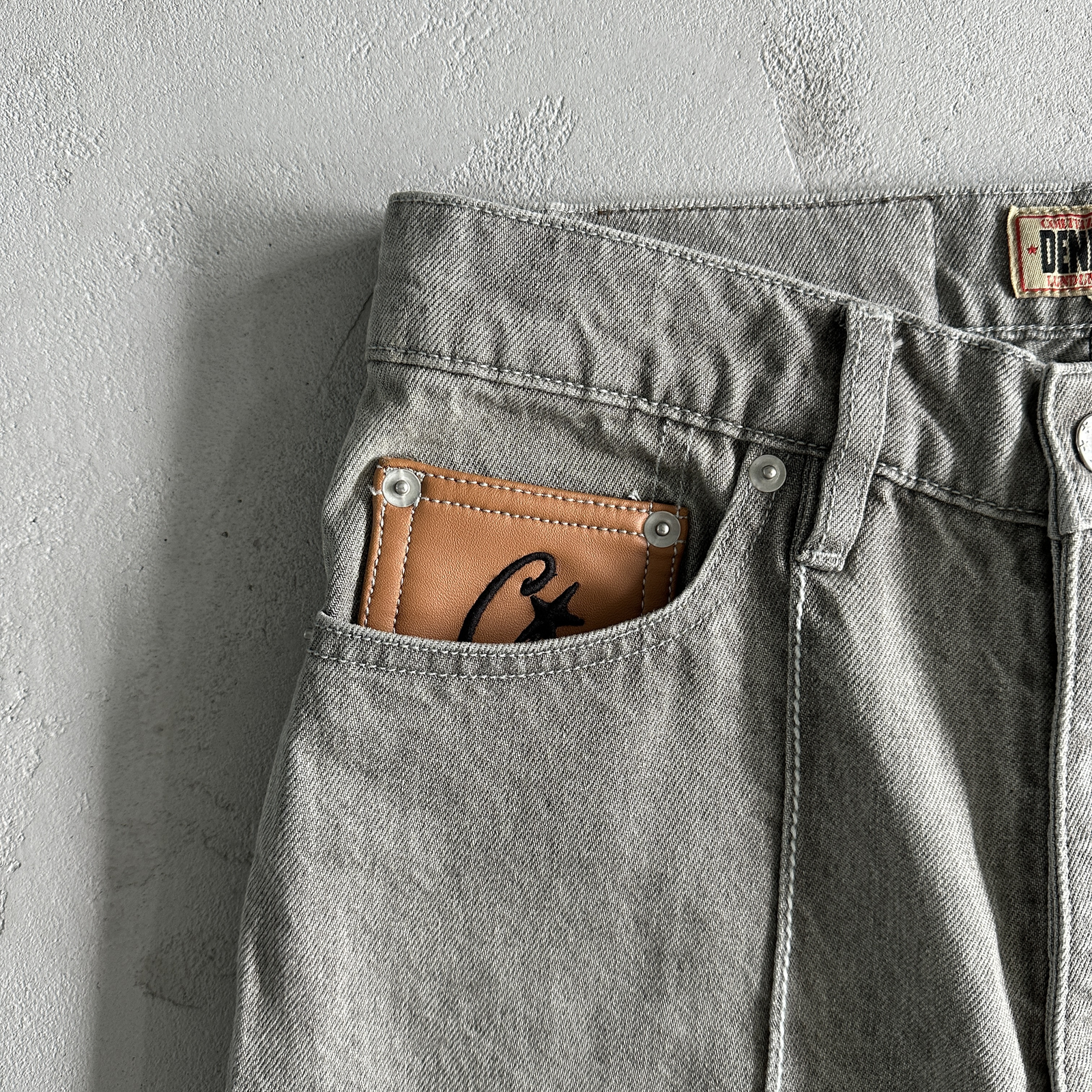 Corteiz Alcatraz Denim Jeans-Grey - Image 4